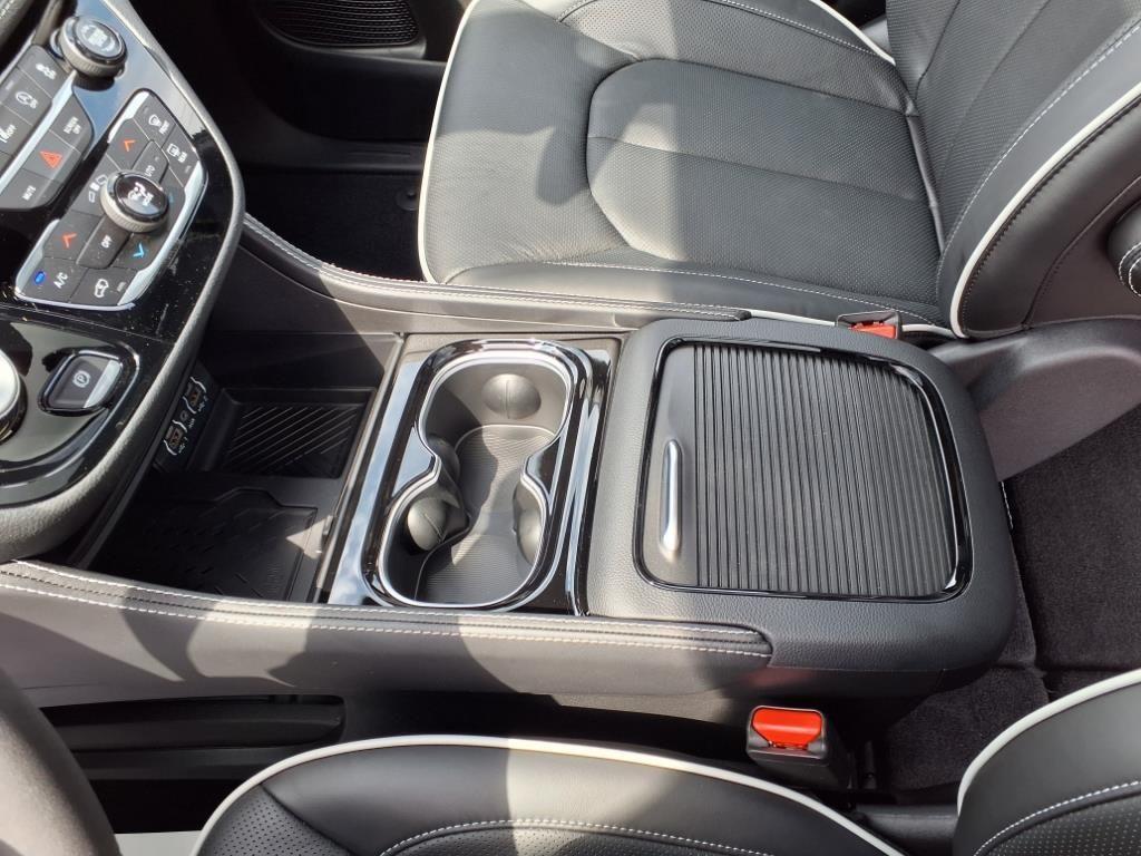 new 2025 Chrysler Pacifica car, priced at $52,644