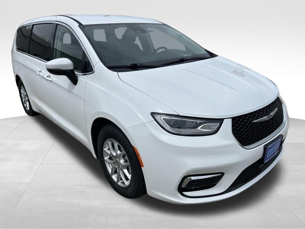 used 2023 Chrysler Pacifica car, priced at $27,495
