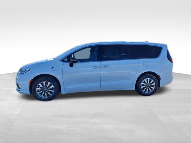 new 2025 Chrysler Pacifica Hybrid car, priced at $51,799