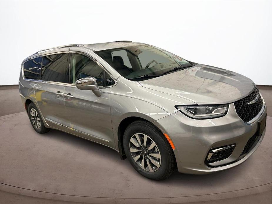 used 2021 Chrysler Pacifica Hybrid car, priced at $27,750