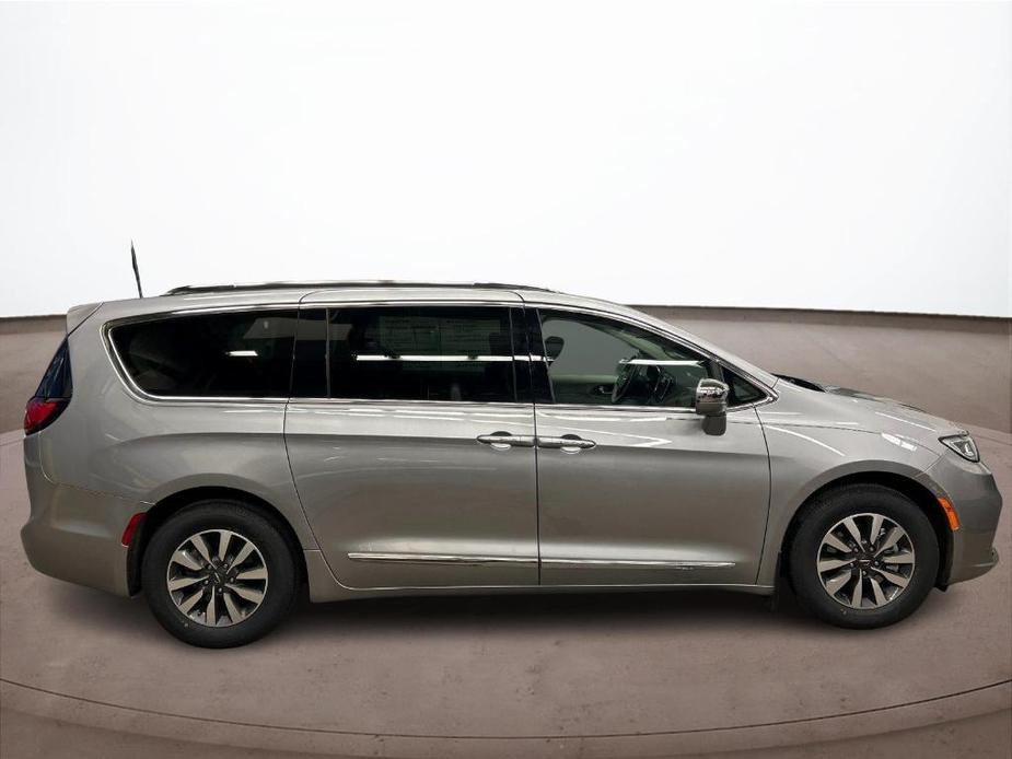 used 2021 Chrysler Pacifica Hybrid car, priced at $27,750