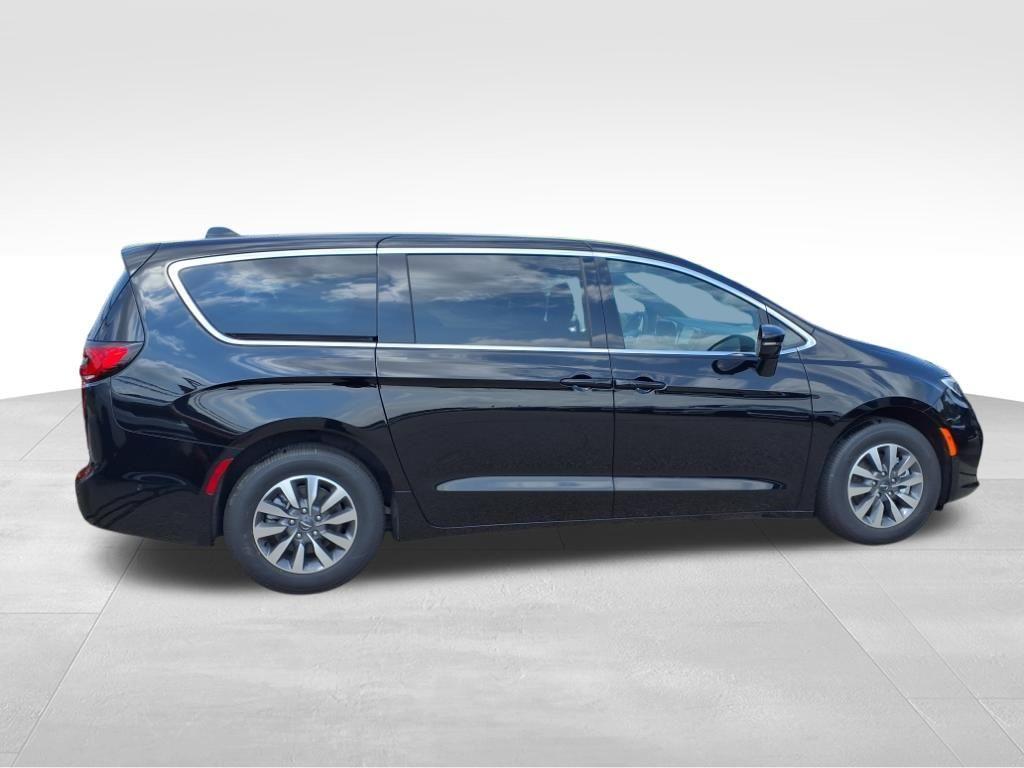 new 2025 Chrysler Pacifica Hybrid car, priced at $50,552