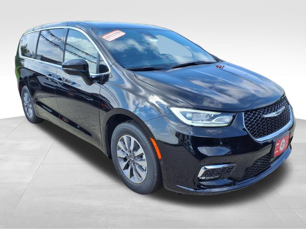 new 2025 Chrysler Pacifica Hybrid car, priced at $50,552