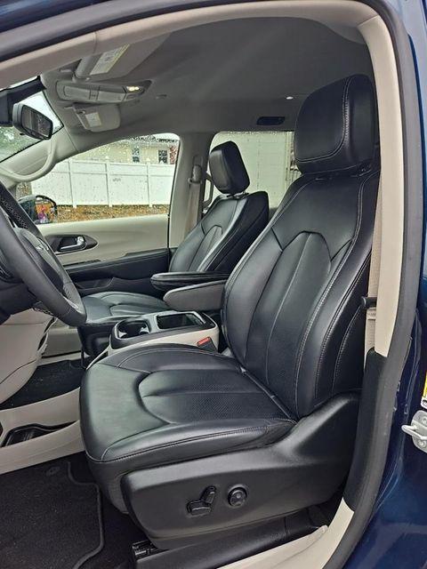 used 2024 Chrysler Pacifica Hybrid car, priced at $29,990