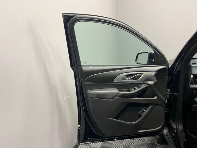 used 2023 Chevrolet Traverse car, priced at $28,990