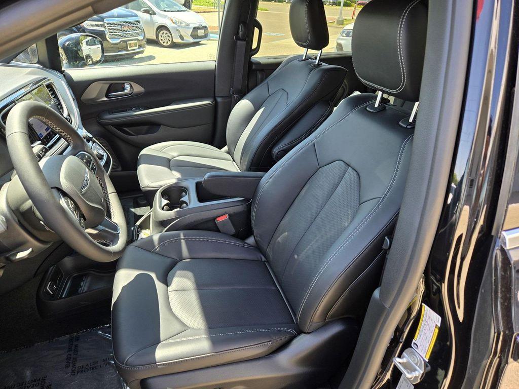 new 2025 Chrysler Pacifica car, priced at $44,397