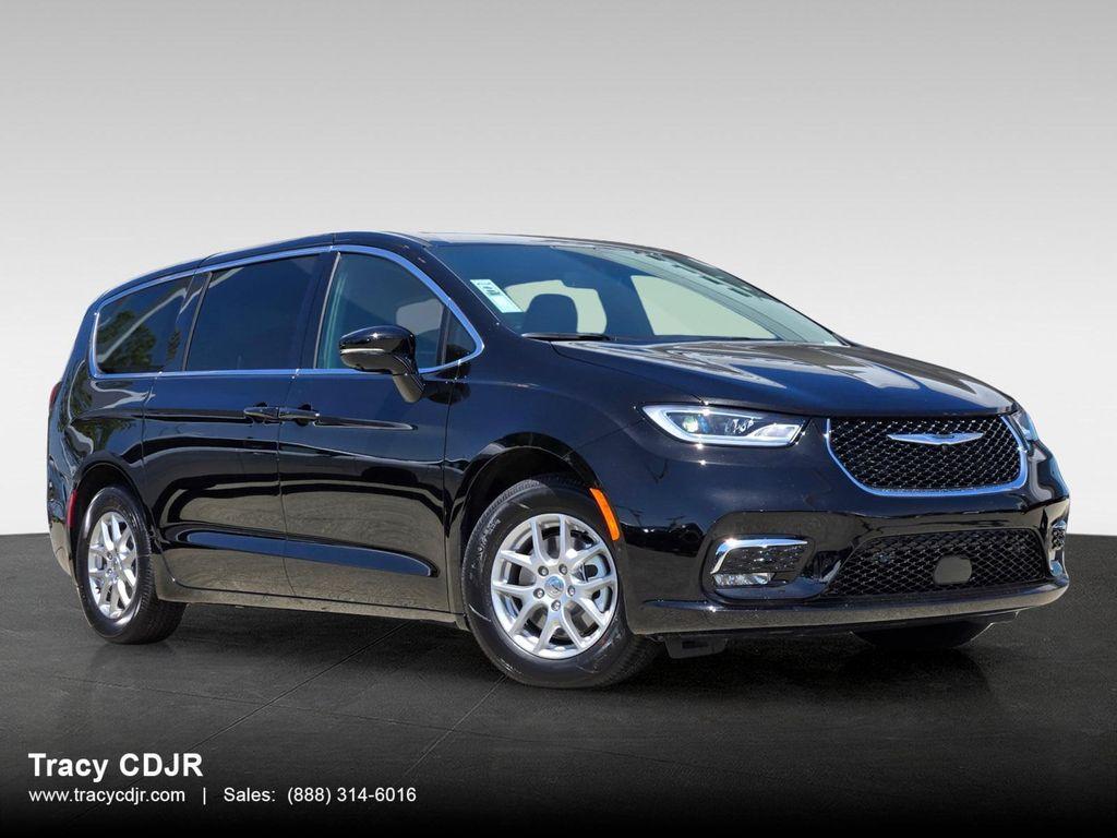 new 2025 Chrysler Pacifica car, priced at $44,397