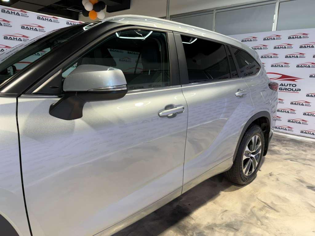 used 2024 Toyota Highlander Hybrid car, priced at $36,995