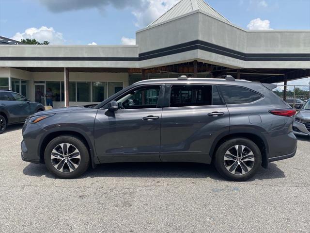 used 2022 Toyota Highlander car, priced at $34,162