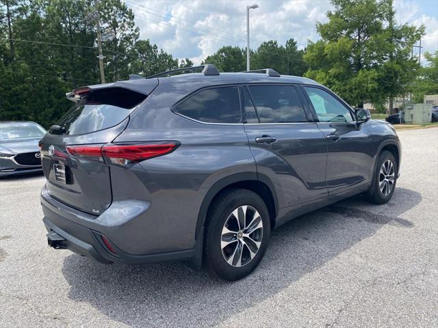used 2022 Toyota Highlander car, priced at $34,162