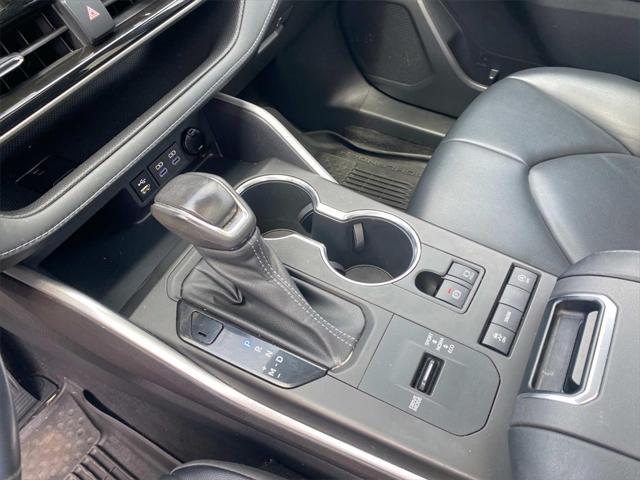 used 2022 Toyota Highlander car, priced at $34,162