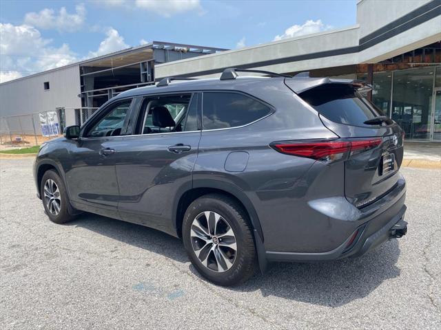 used 2022 Toyota Highlander car, priced at $34,162