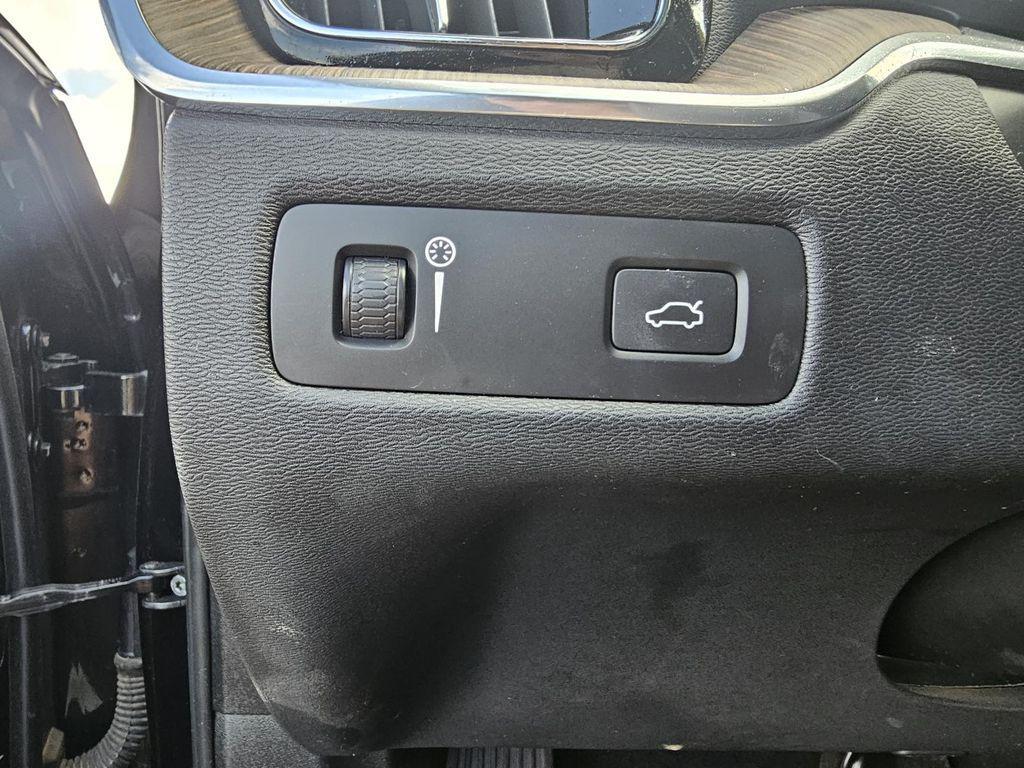 used 2022 Volvo XC60 car, priced at $22,324