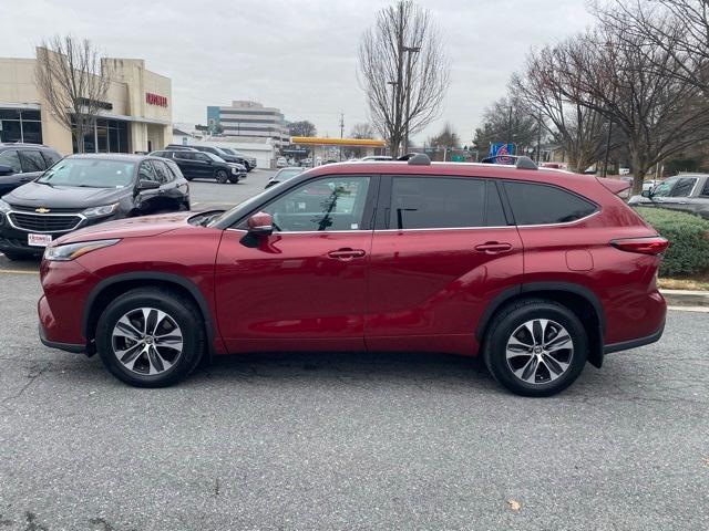 used 2021 Toyota Highlander car, priced at $32,000