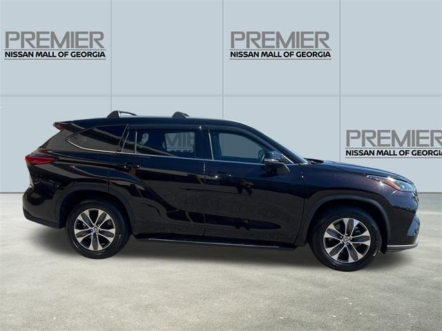 used 2022 Toyota Highlander car, priced at $32,287