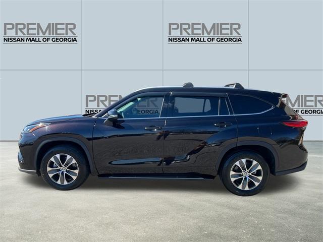 used 2022 Toyota Highlander car, priced at $32,287