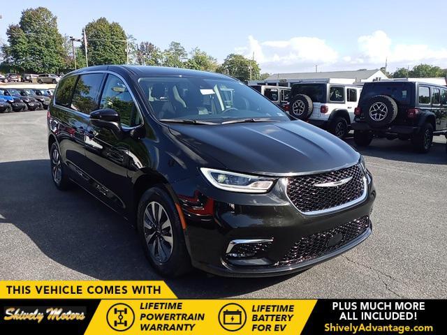 new 2023 Chrysler Pacifica Hybrid car, priced at $45,647