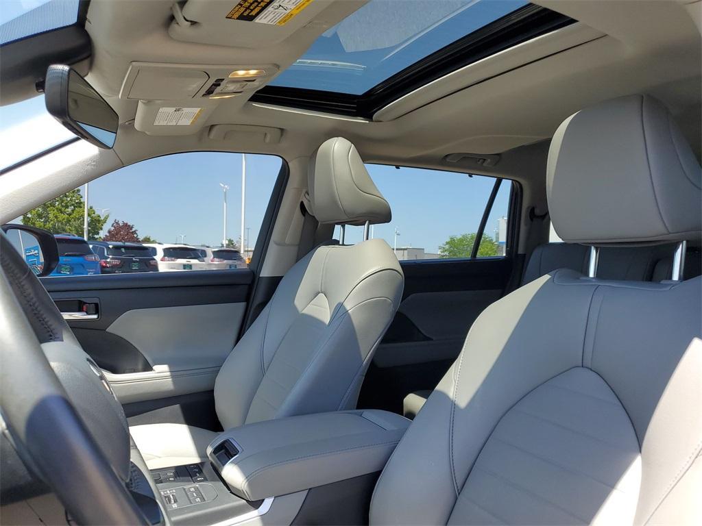used 2022 Toyota Highlander car, priced at $34,100