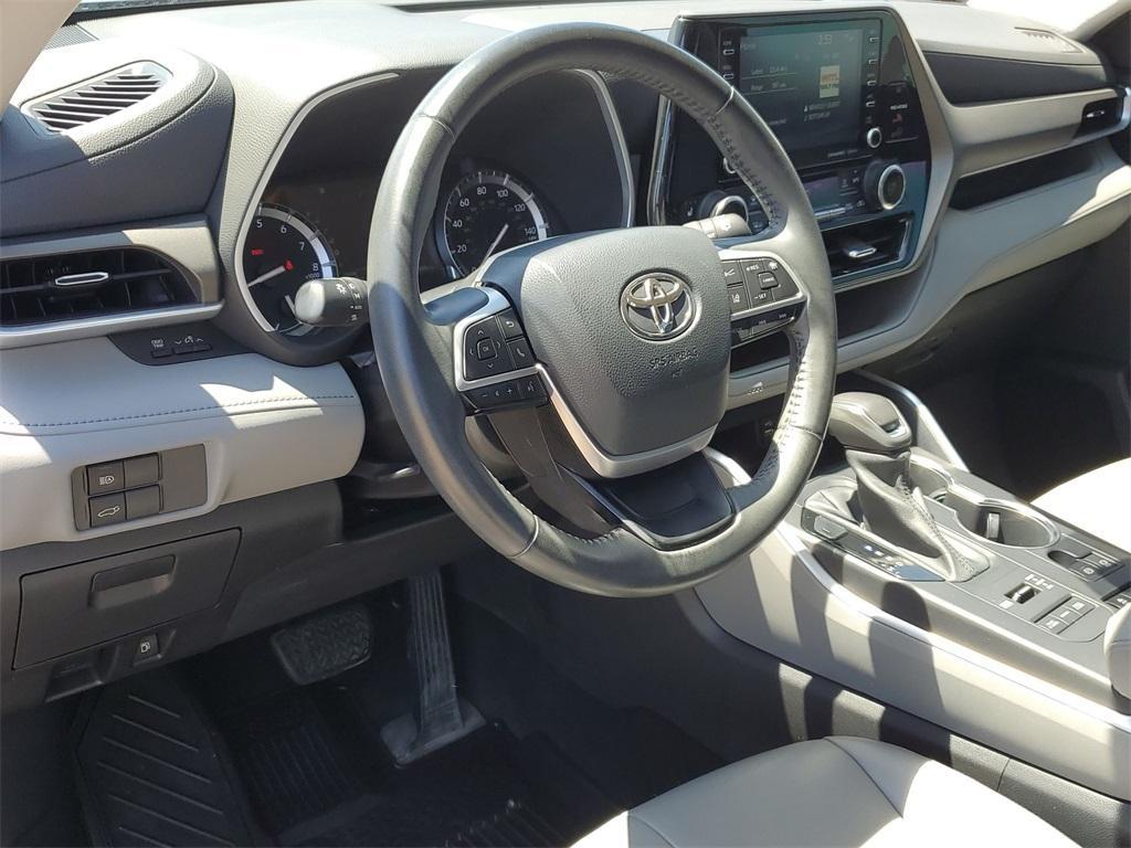 used 2022 Toyota Highlander car, priced at $34,100
