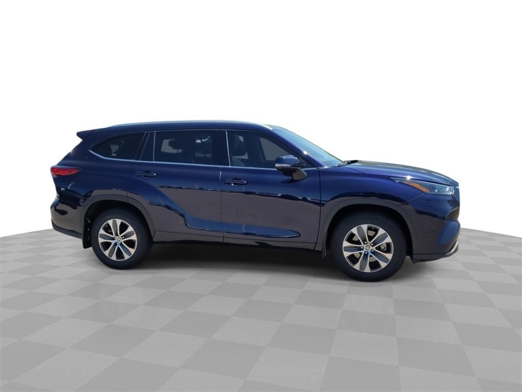 used 2022 Toyota Highlander car, priced at $34,100