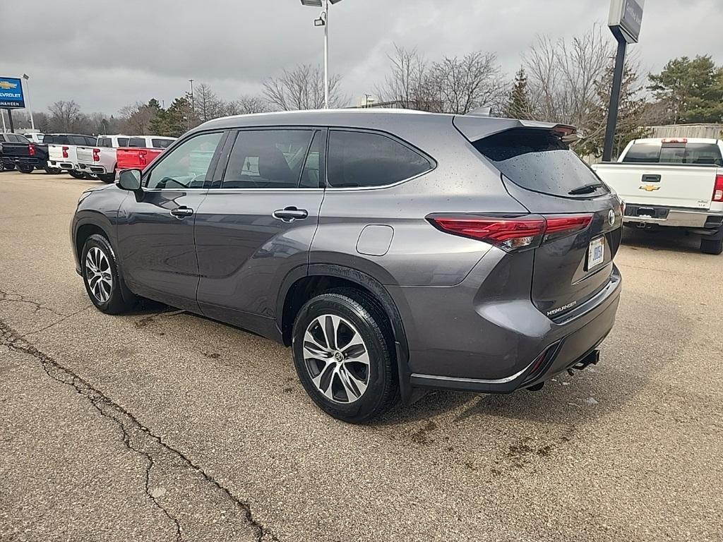 used 2022 Toyota Highlander car, priced at $35,626