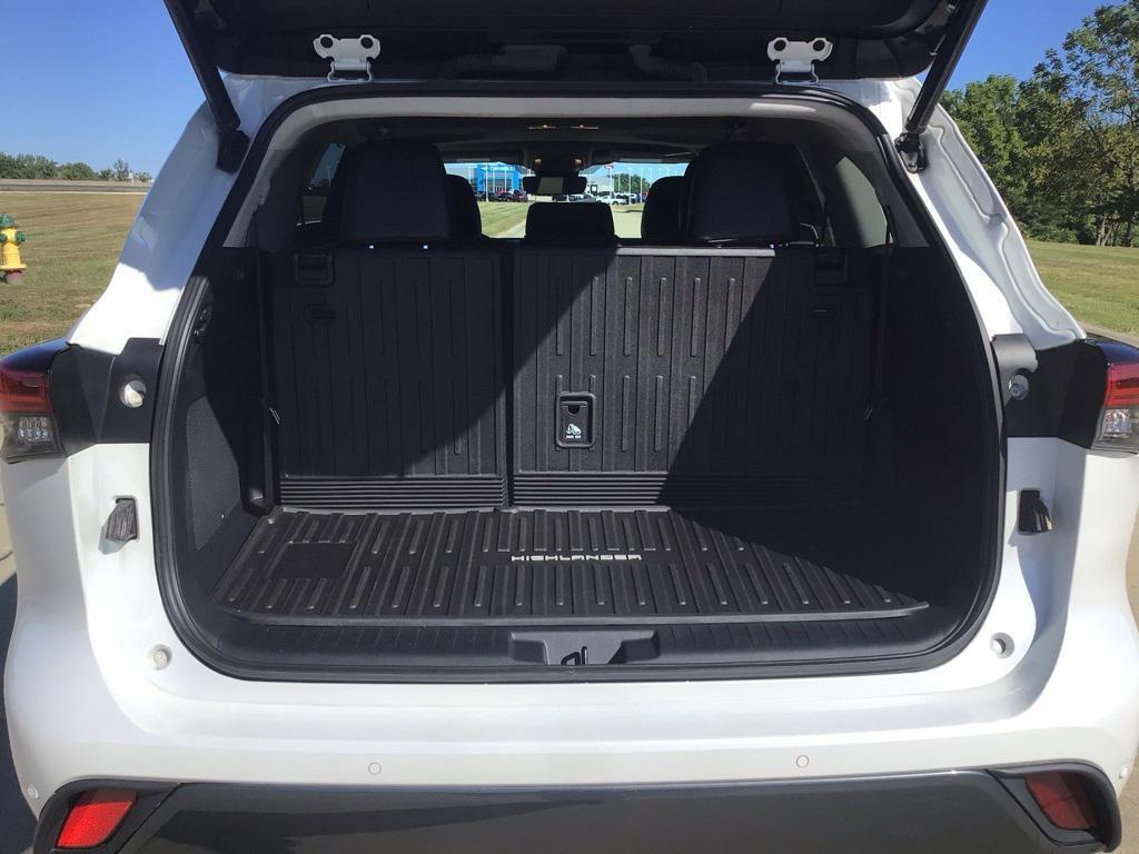 used 2022 Toyota Highlander car, priced at $35,972