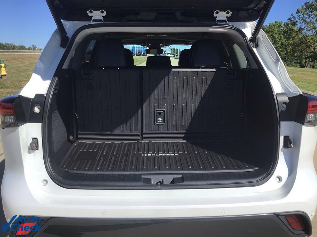 used 2022 Toyota Highlander car, priced at $33,721