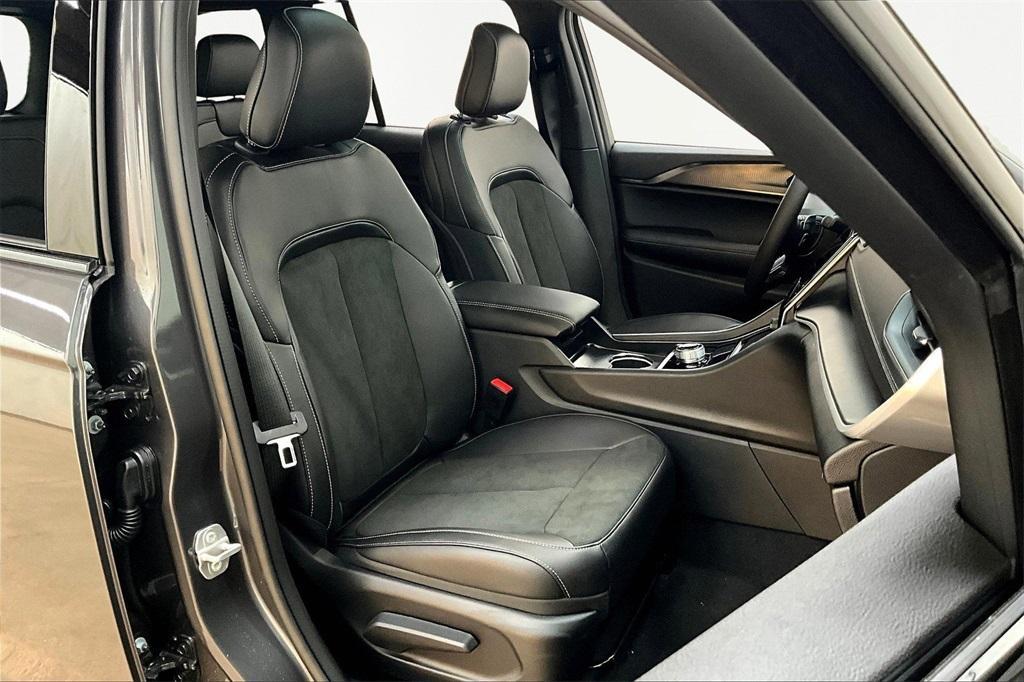 new 2025 Jeep Grand Cherokee car, priced at $41,716