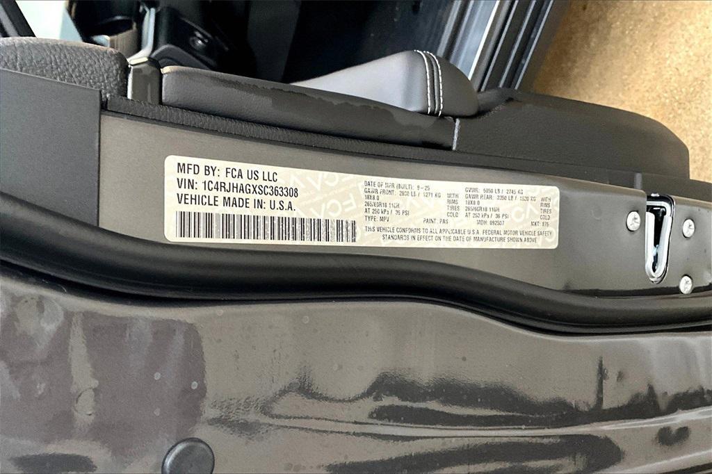 new 2025 Jeep Grand Cherokee car, priced at $41,716