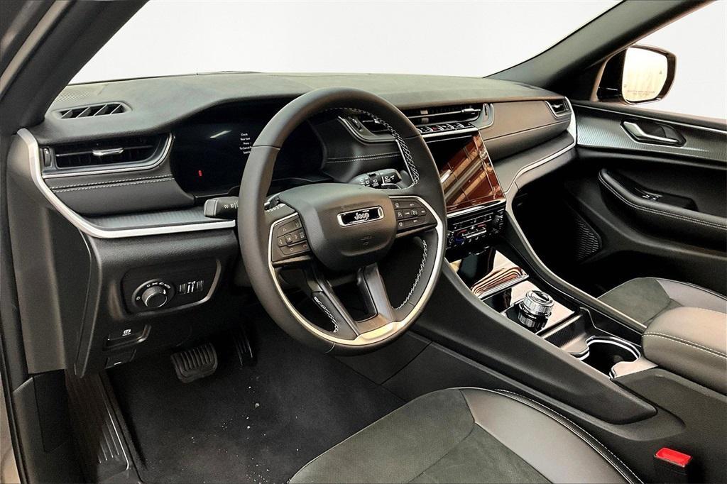 new 2025 Jeep Grand Cherokee car, priced at $41,716
