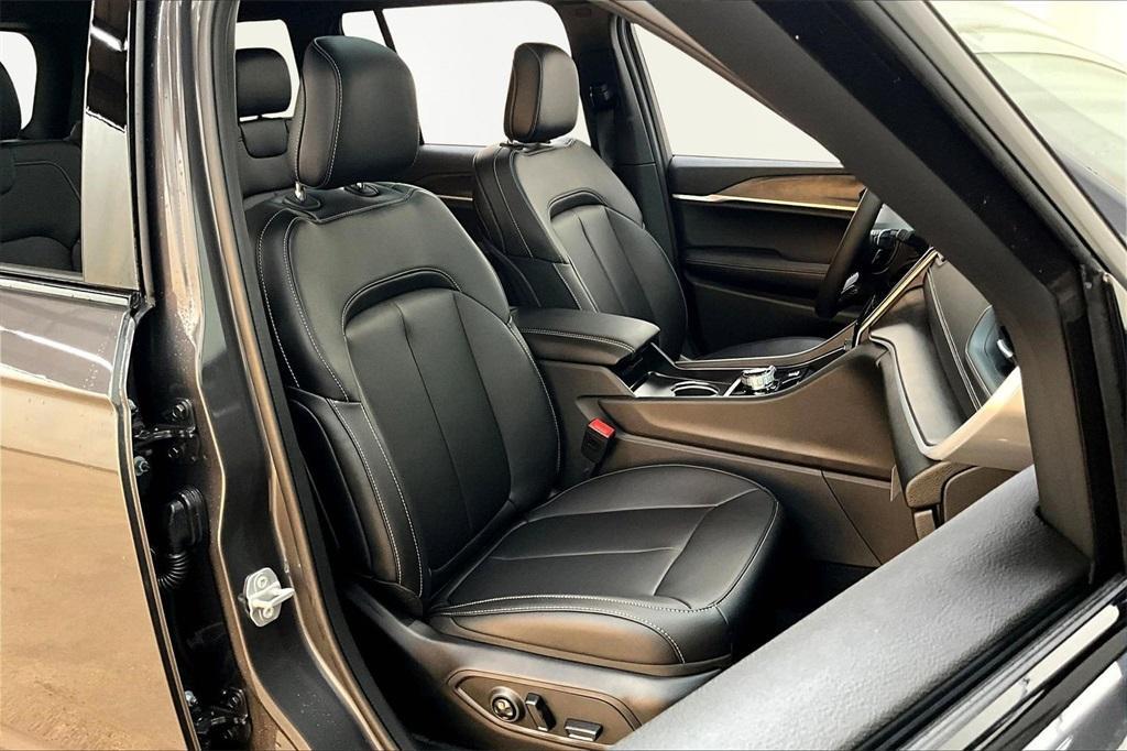 new 2025 Jeep Grand Cherokee car, priced at $48,740