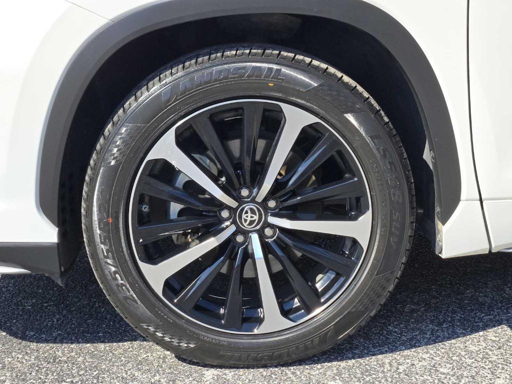used 2021 Toyota Highlander car, priced at $31,977