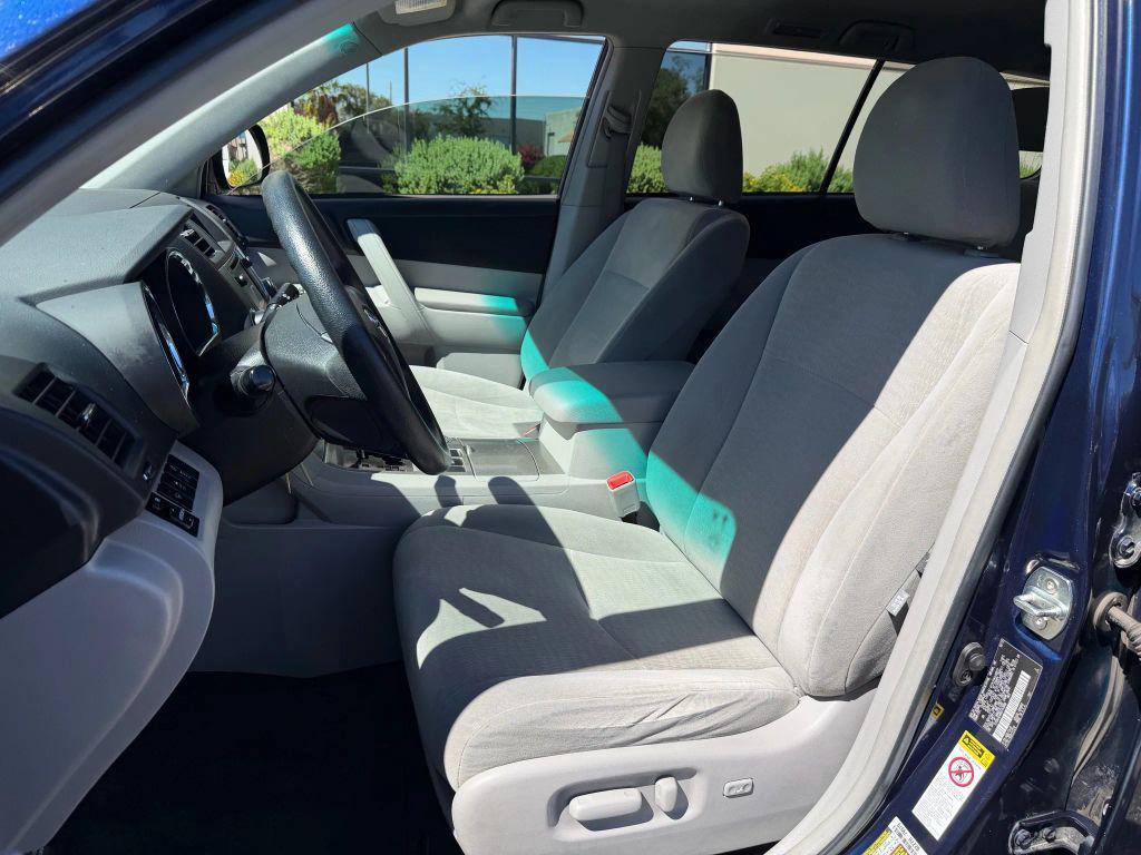 used 2013 Toyota Highlander car, priced at $13,995