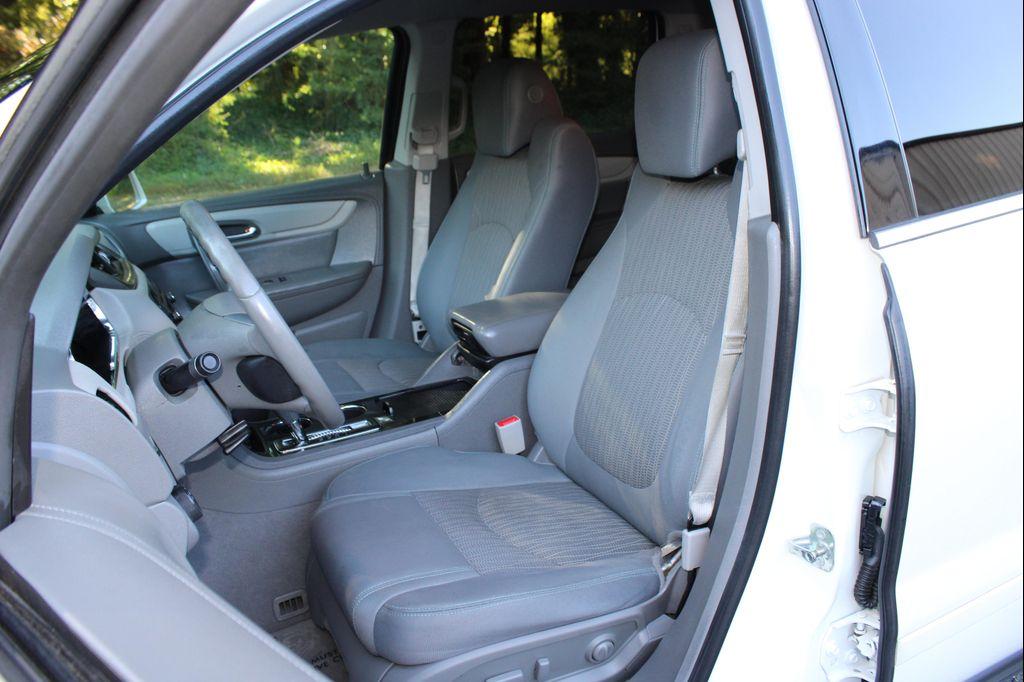 used 2015 Chevrolet Traverse car, priced at $9,999