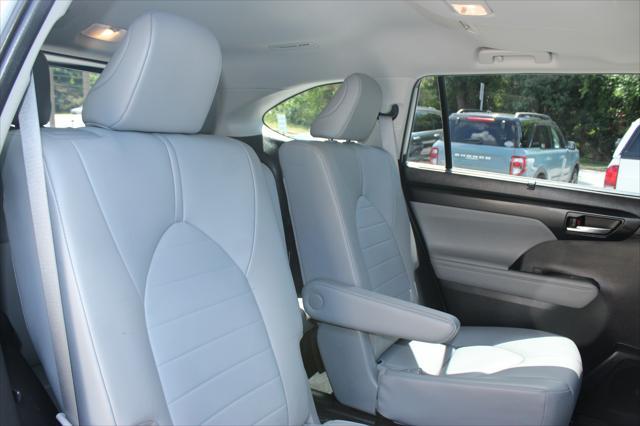 used 2020 Toyota Highlander Hybrid car, priced at $33,000