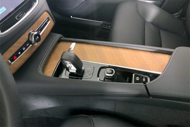 new 2025 Volvo XC90 Plug-In Hybrid car
