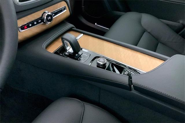 new 2025 Volvo XC90 Plug-In Hybrid car