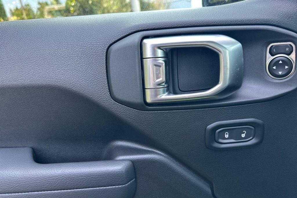 new 2025 Jeep Wrangler car, priced at $46,737