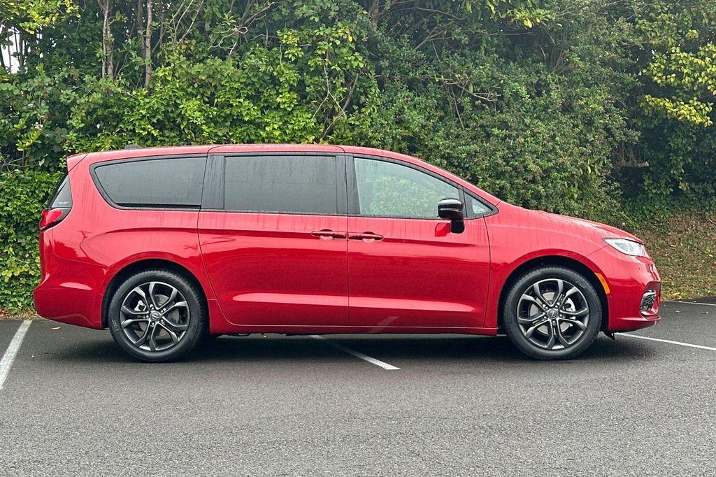 new 2026 Chrysler Pacifica car, priced at $46,880