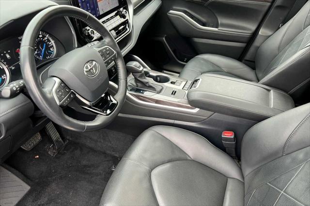 used 2020 Toyota Highlander Hybrid car, priced at $42,990