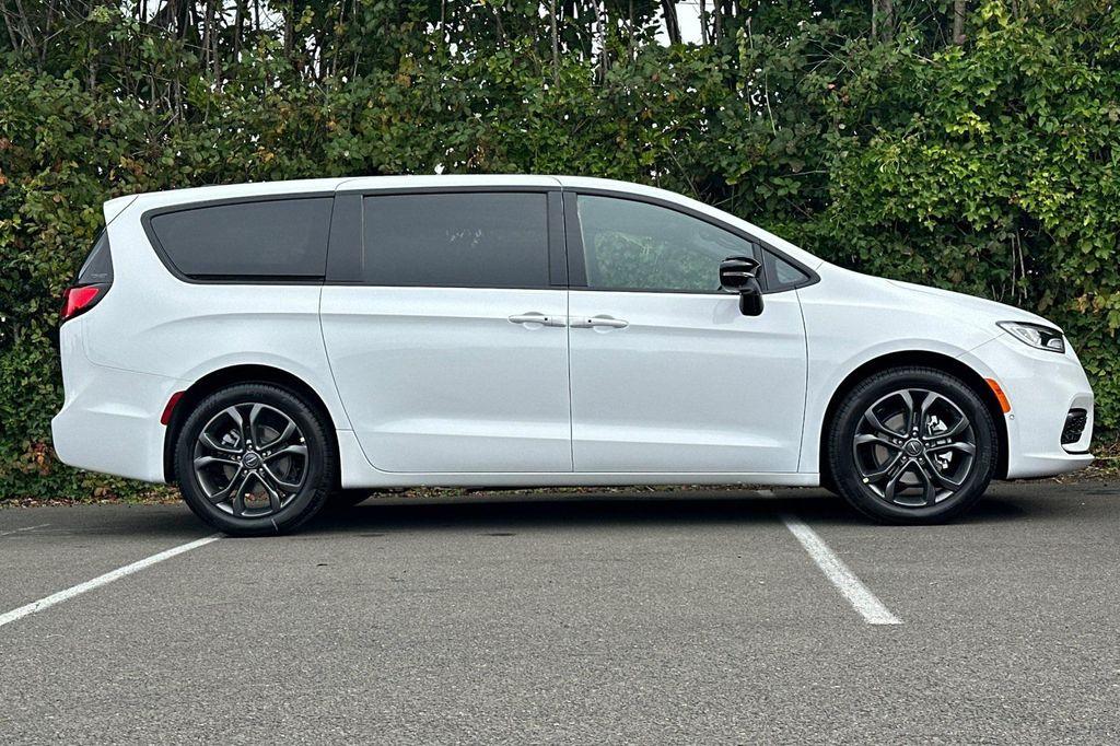 new 2026 Chrysler Pacifica car, priced at $47,065