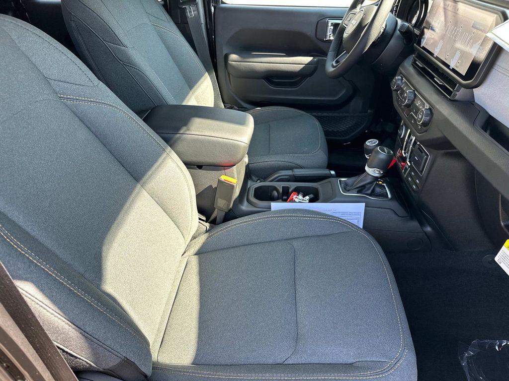 new 2025 Jeep Gladiator car, priced at $39,805