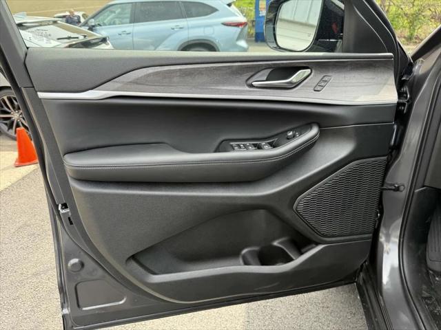 new 2025 Jeep Grand Cherokee car, priced at $41,502
