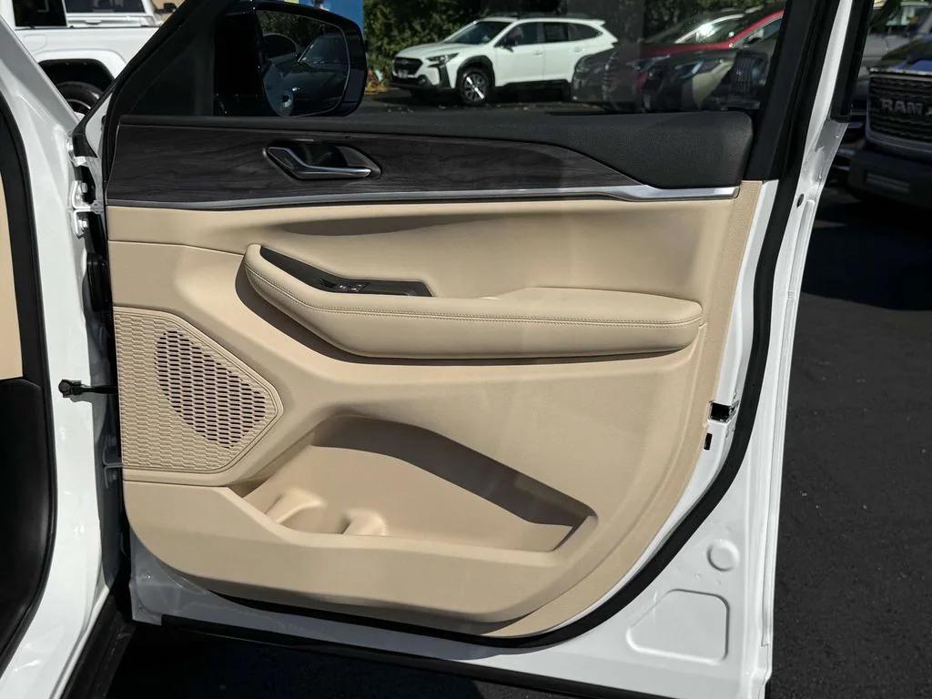 new 2025 Jeep Grand Cherokee car, priced at $43,669