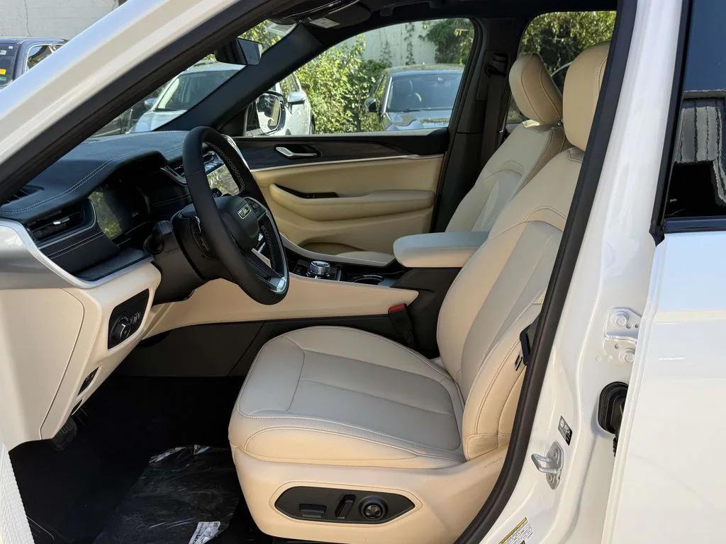 new 2025 Jeep Grand Cherokee car, priced at $43,669