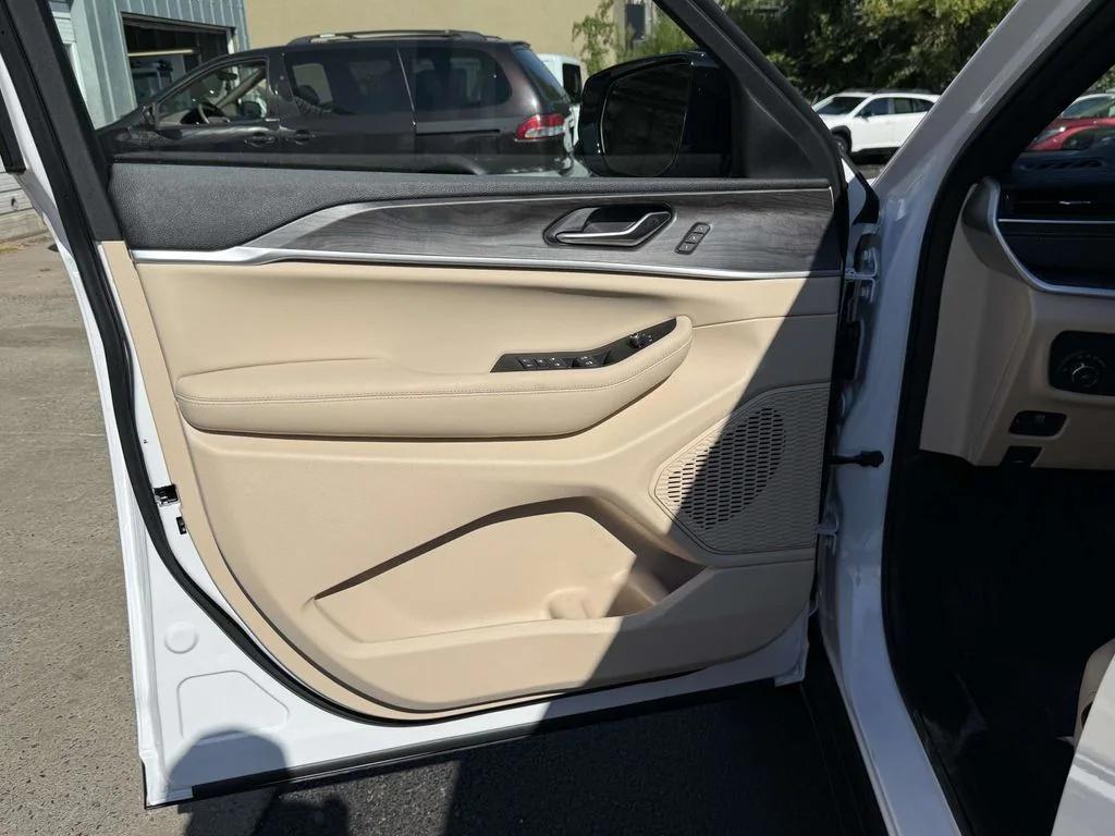 new 2025 Jeep Grand Cherokee car, priced at $43,669