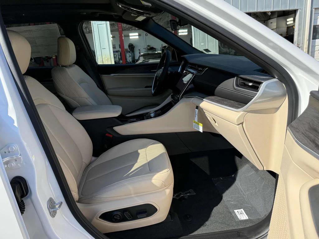 new 2025 Jeep Grand Cherokee car, priced at $43,669