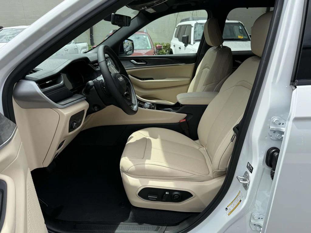 new 2025 Jeep Grand Cherokee car, priced at $45,802