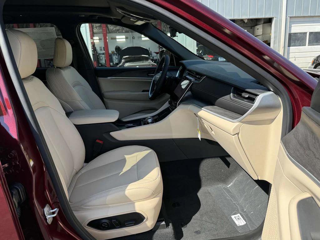 new 2025 Jeep Grand Cherokee car, priced at $40,752