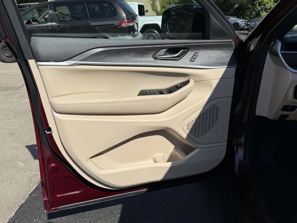 new 2025 Jeep Grand Cherokee car, priced at $40,752